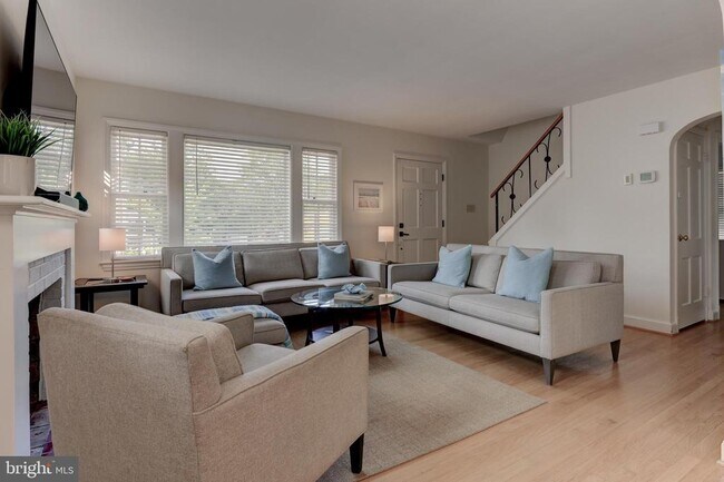 Building Photo - 1723 Oakcrest Dr