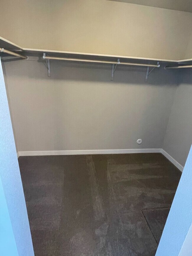 Building Photo - 4 bedroom 2 bath large loft area upstairs / All bedrooms downstairs