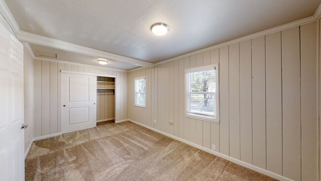 Building Photo - 2 Bedroom Home - Plank Flooring, W/D, Stor...