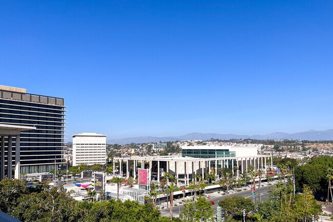 Building Photo - 612 Flower St