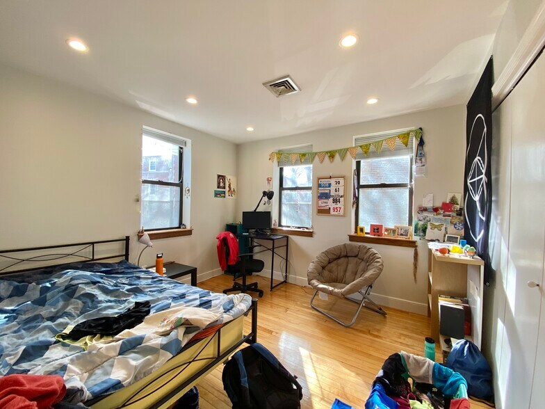 Building Photo - 100 Riverway