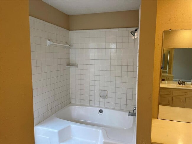 Building Photo - 122 Queens Ct
