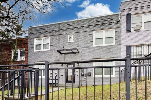 Building Photo - 924 19th St NE