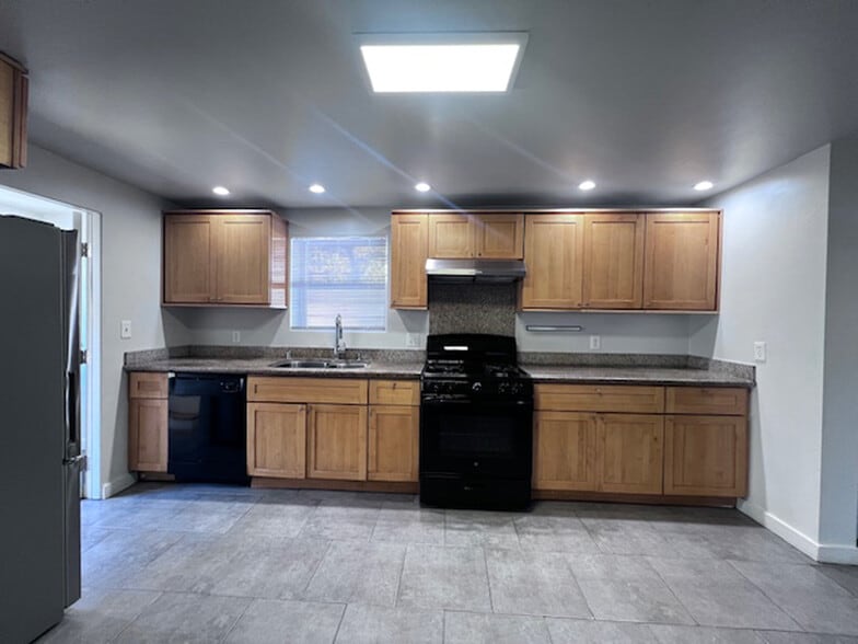 Building Photo - 1037 Peralta St