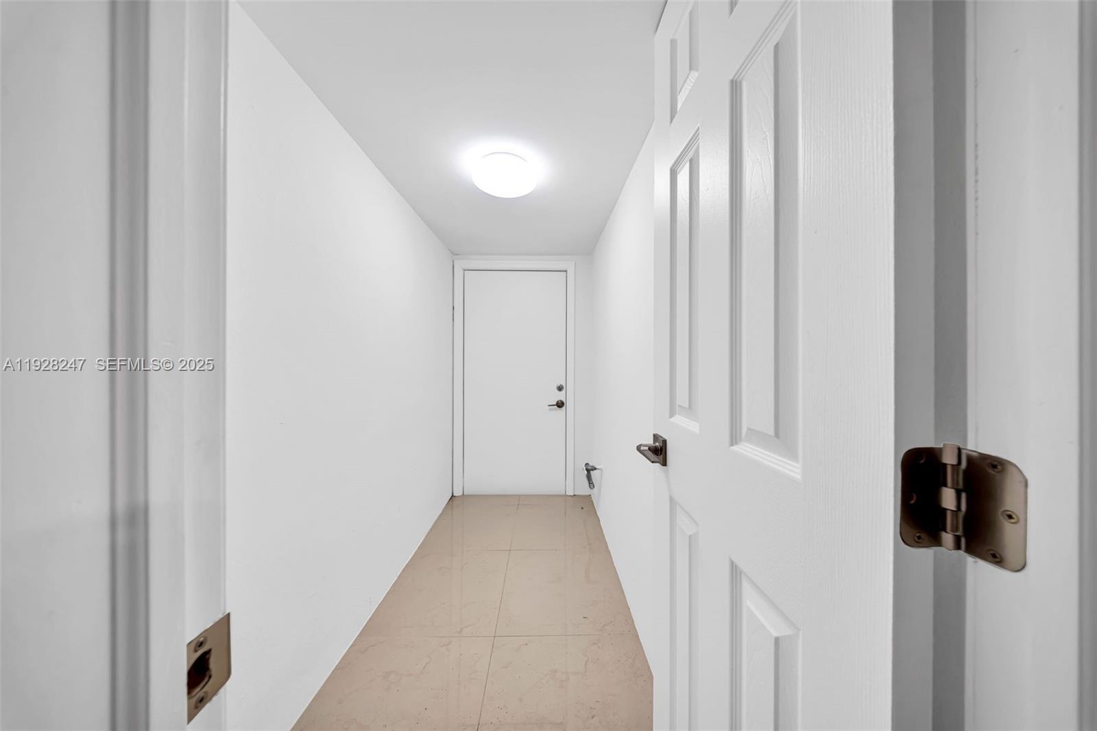 Building Photo - 7417 Twin Sabal Dr