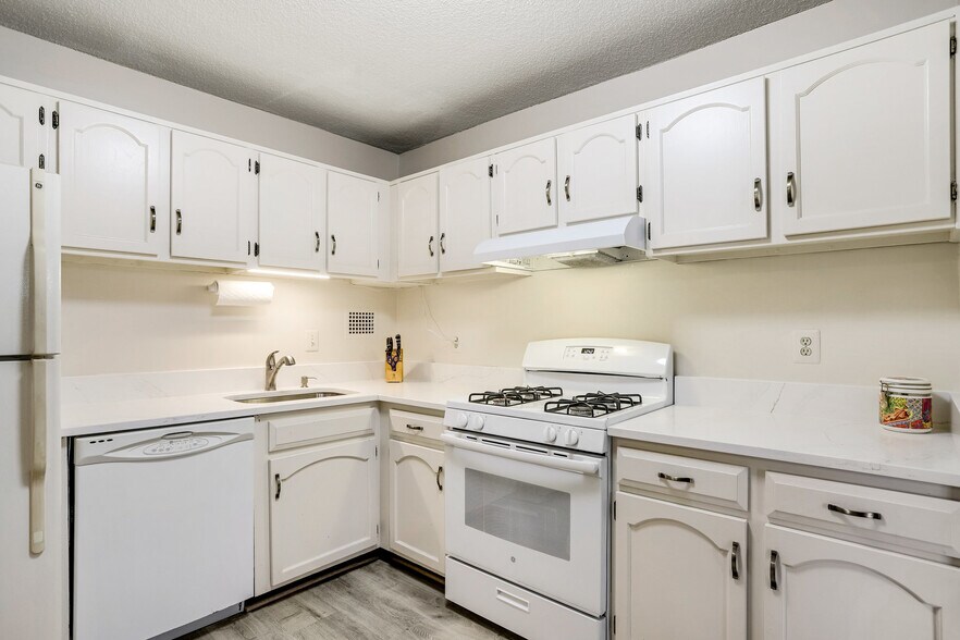 Updated kitchen - 118 Monroe St