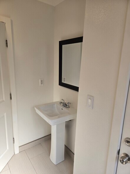 Building Photo - 2118 W 57th St