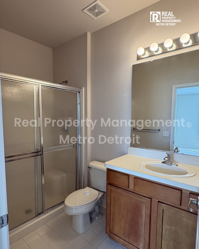 Building Photo - CONVENIENT CONDO RETREAT