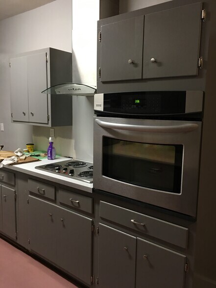 Stainless steel wall oven and microwave - 2603 Kiawah Ave