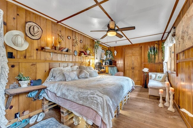 Building Photo - 3 bd 2 ba country cabin close to town