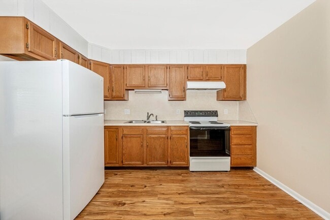 Building Photo - Apartment w/Parking