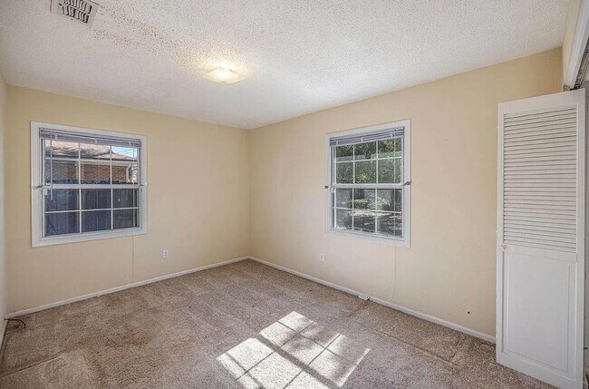 Building Photo - 707 Heron Ln