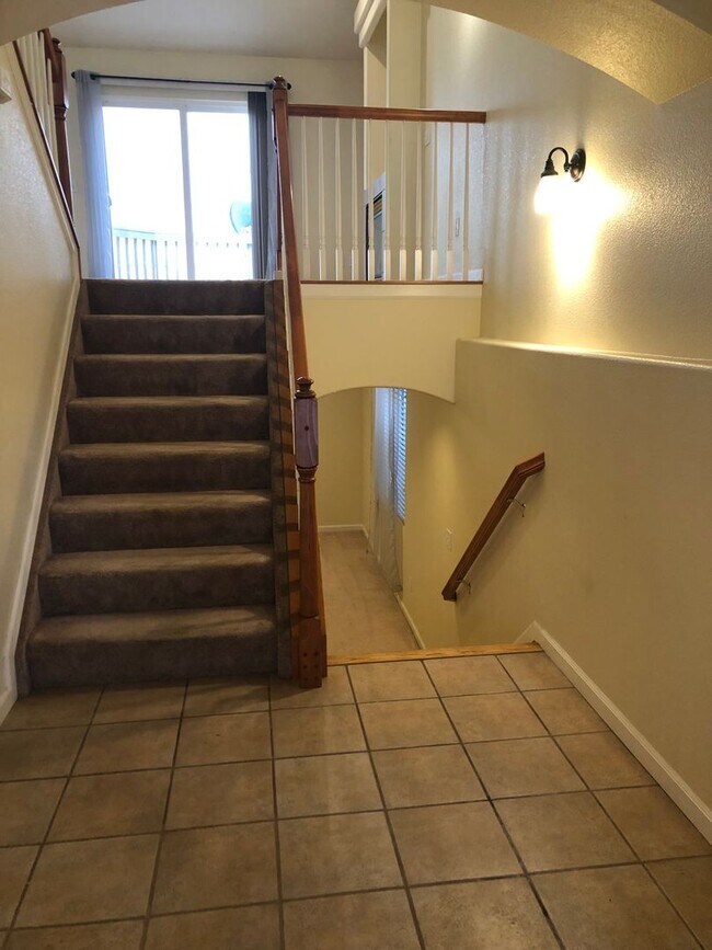 Building Photo - Bright and Open 3 Bed 3 Bath Townhome in G...