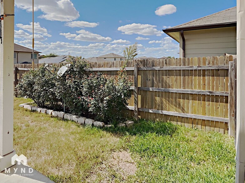 Building Photo - 717 Pinnacle Dr