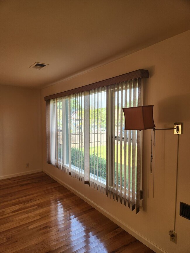 Building Photo - Charming 2 bd, 1 bath near downtown Santa Rosa