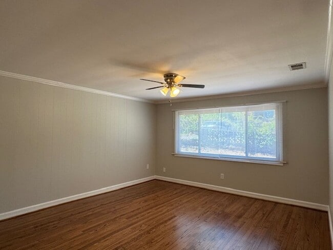 Building Photo - 2 Bedroom, 1 Bath duplex (right side unit) close to downtown Greenville with hardwood floors, a l...