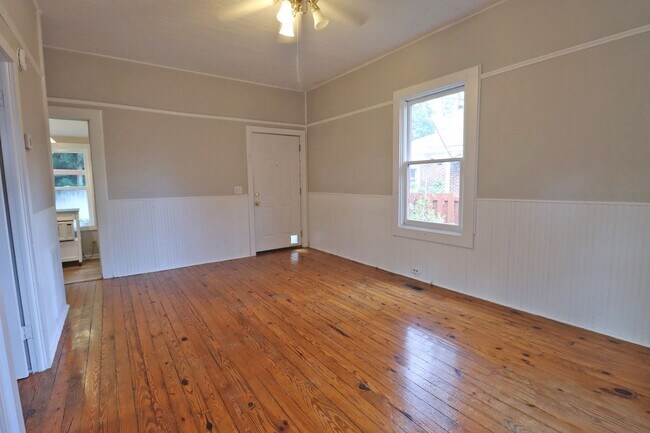 Building Photo - 1 Bedroom, 1 Bathroom Cottage in Heathwood - Available Now!