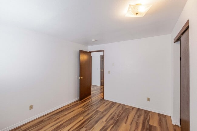 Building Photo - Beautiful 4 Bed, 2 Bath Townhouse with Lots of Closet Space and Laundry In Unit!