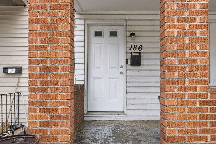 Building Photo - 186 Oneida St