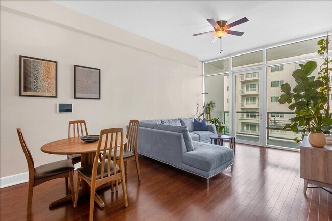 Building Photo - “Live Steps from Lake Eola in Thornton Park District”