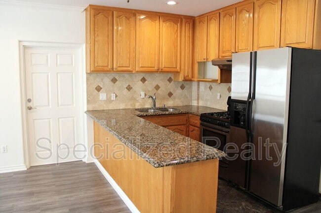 Building Photo - 1827 1/2 Hill Drive