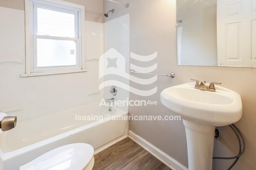 Building Photo - 1695 Moorhouse St