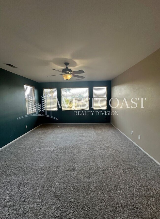Building Photo - Bright & Spacious 4-Bed Townhome in Prime ...