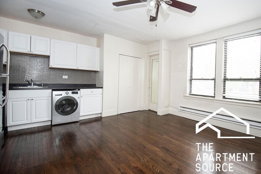 Building Photo - 3345 N Marshfield Ave