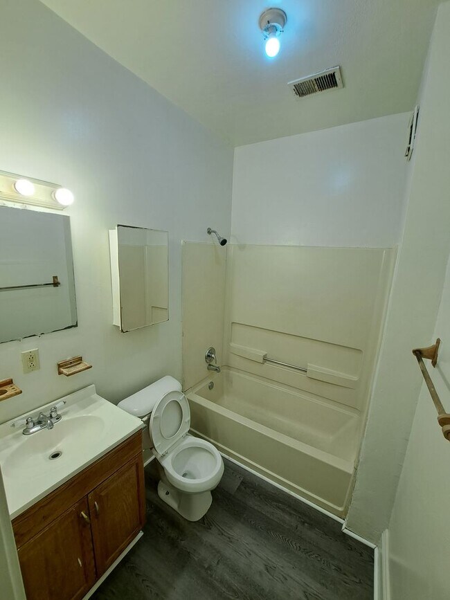 Building Photo - 1321 Chesapeake Ave