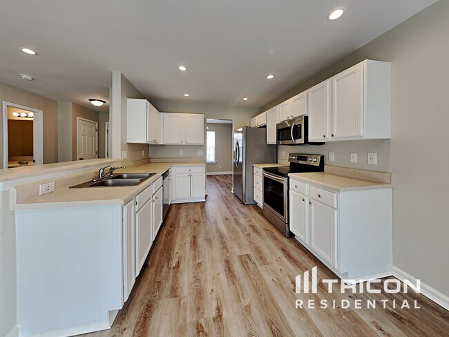 Building Photo - 4424 River Edge Dr
