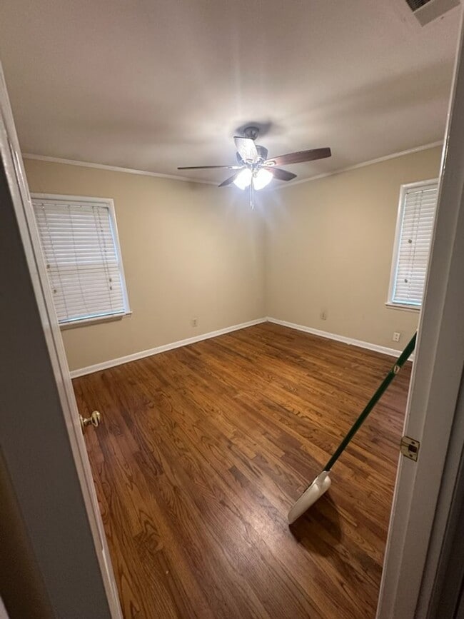 Building Photo - Charming Home Available in August!