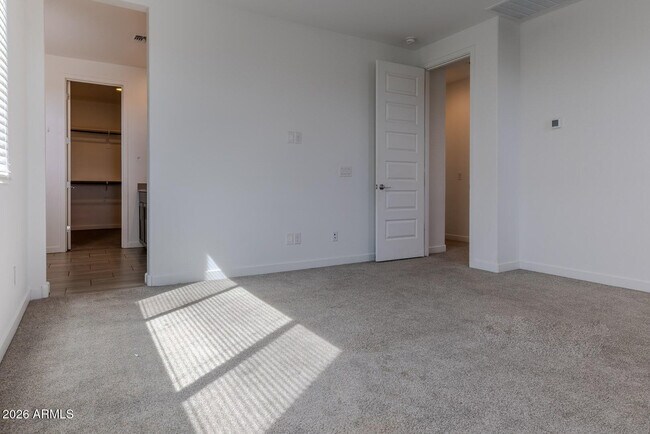 Building Photo - 9115 W Glenrosa Ave