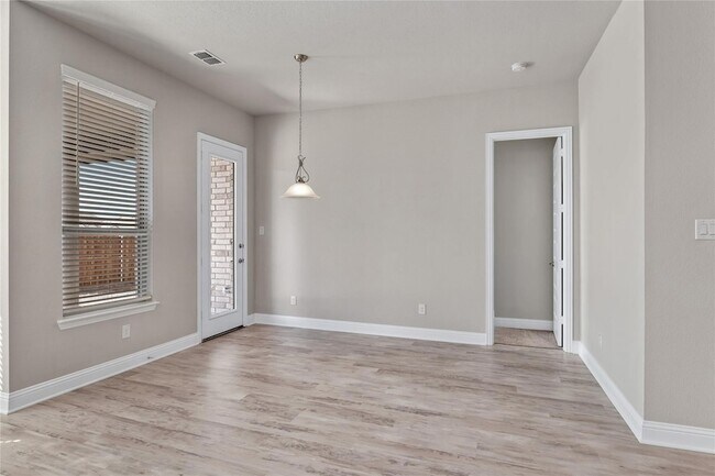 Building Photo - 206 Miramar Ave