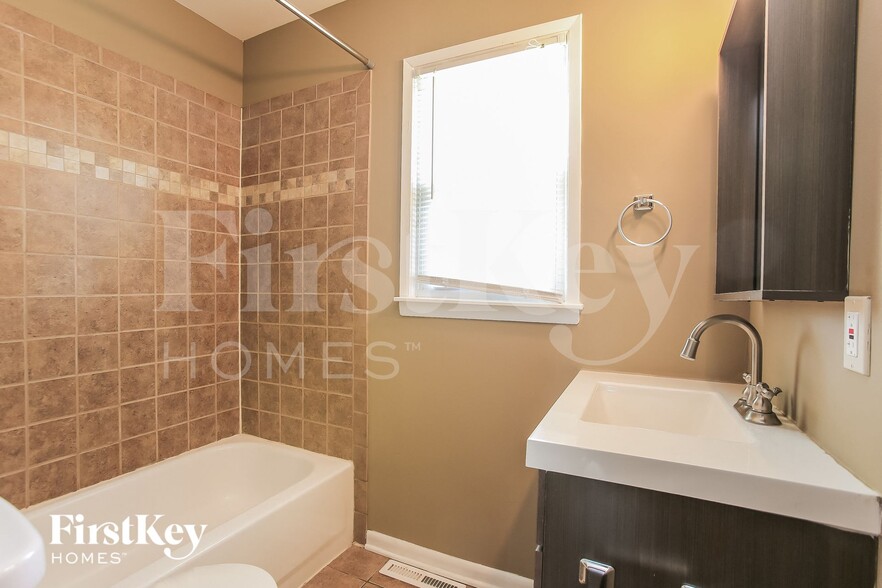 Building Photo - 4135 N Jackson Ave