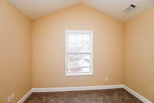 Building Photo - Fantastic Opportunity 5 Bedroom  3 Bath Ho...