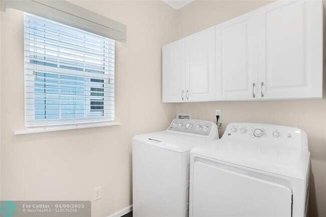 Building Photo - 423 E Intercoastal Dr