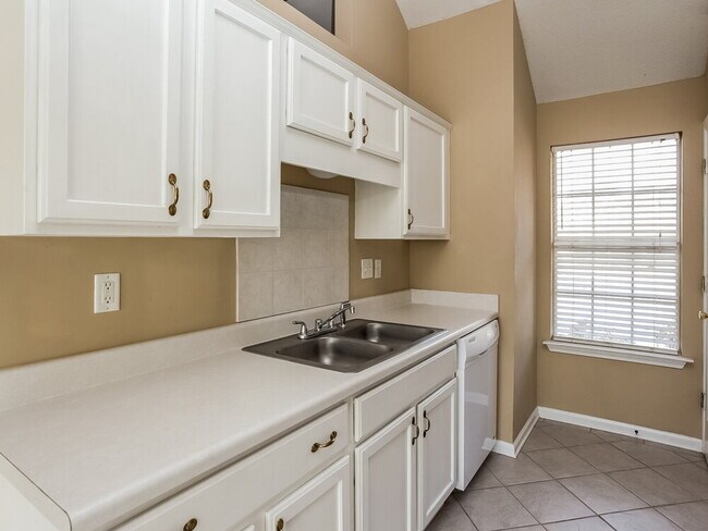 Building Photo - 150 Oakridge Dr