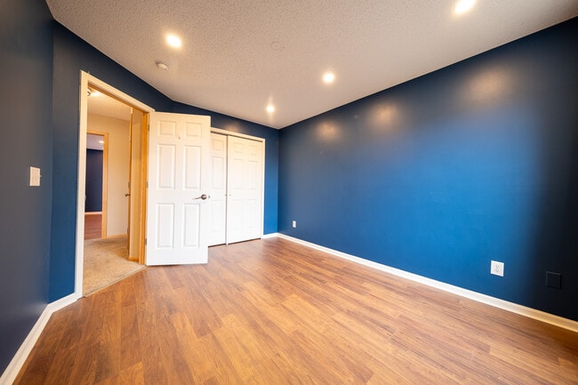 Building Photo - 706 Village Pkwy