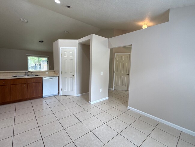 Building Photo - SILVER SPRINGS SHORES 3/2/2