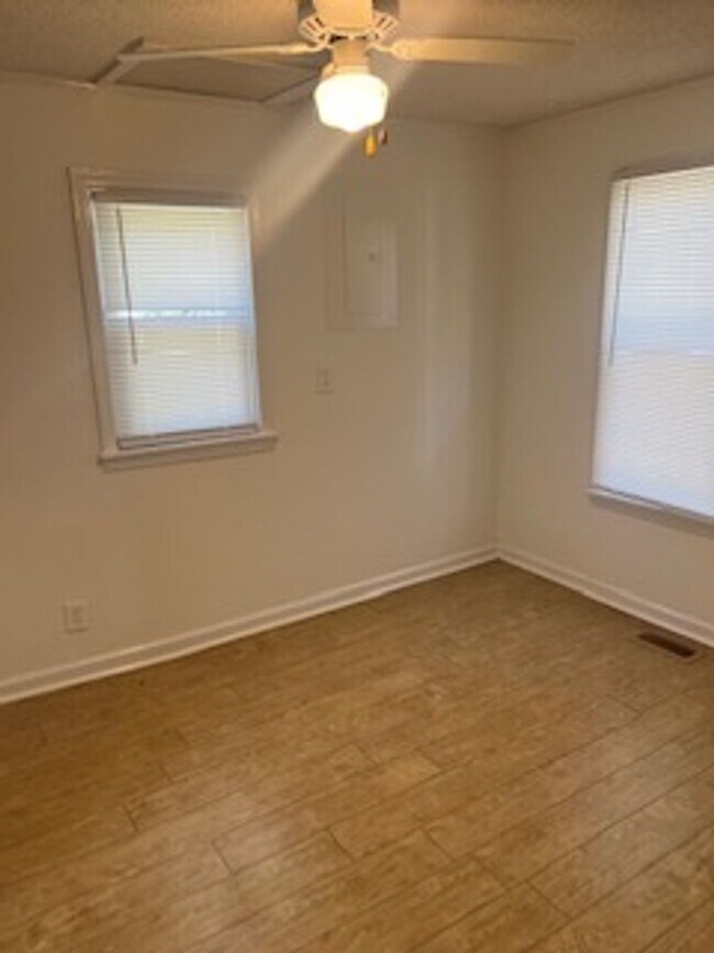 Building Photo - Charming Two Bedroom Home in Historic Morehead City Walking District with Dining Area and Living ...