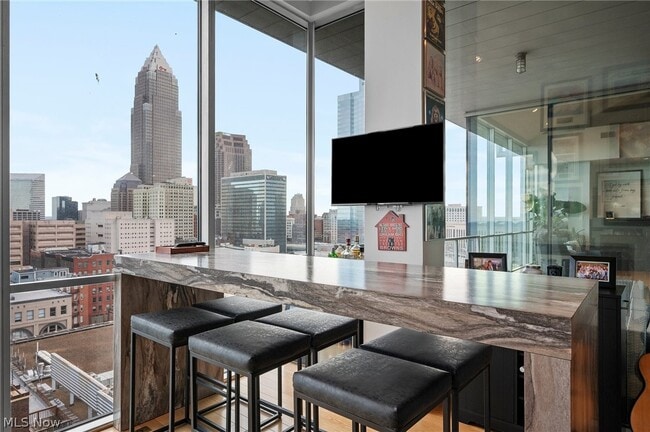 Building Photo - 701 W Lakeside Ave