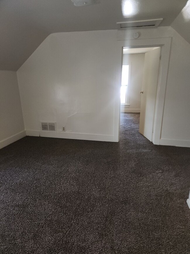 Building Photo - 3 BR near University of Saint Francis