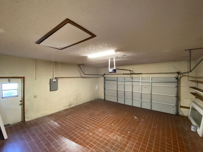 Building Photo - Cedar Hills - Desirable SE neighborhood 3/2/2