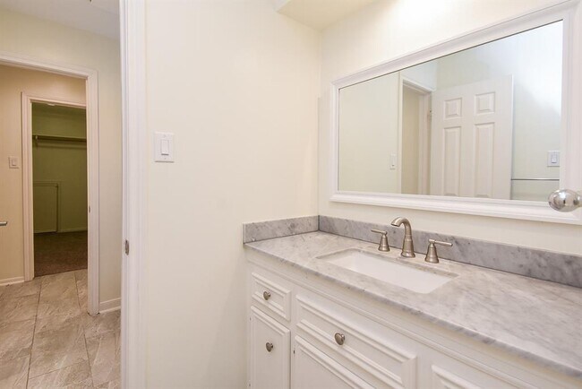 Building Photo - 807 Herdsman Dr