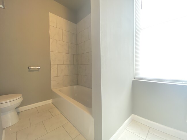 Building Photo - 4932 W Thompson St