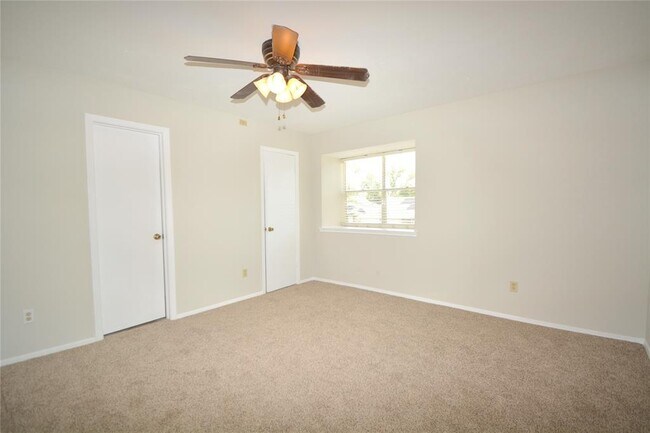 Building Photo - 18619 Spinney Ln