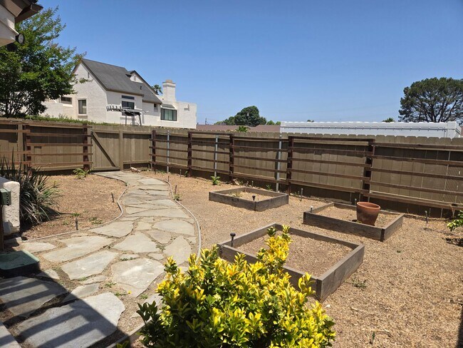 Building Photo - 1532 Granite Hills Dr