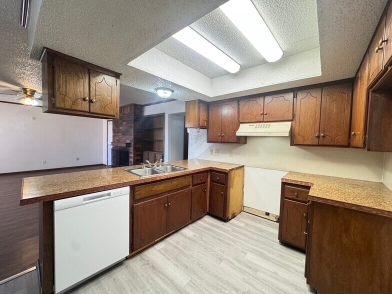 Building Photo - 9915 Larkspur Ln