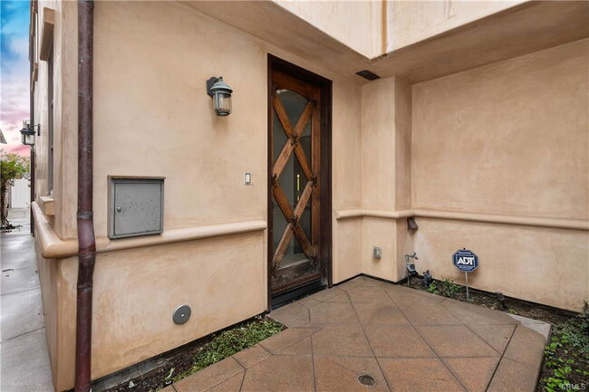 Building Photo - 435 1/2 Carnation Avenue, Newport Beach, C...