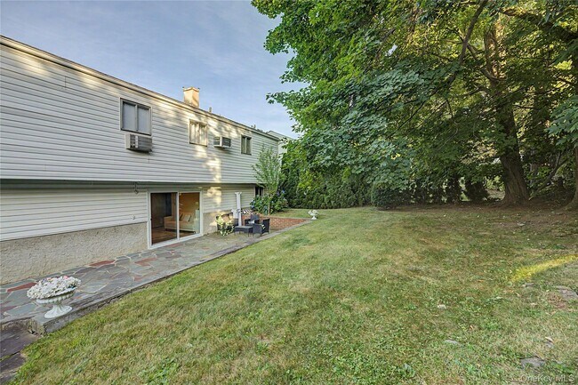 Building Photo - 6 Westwind Rd